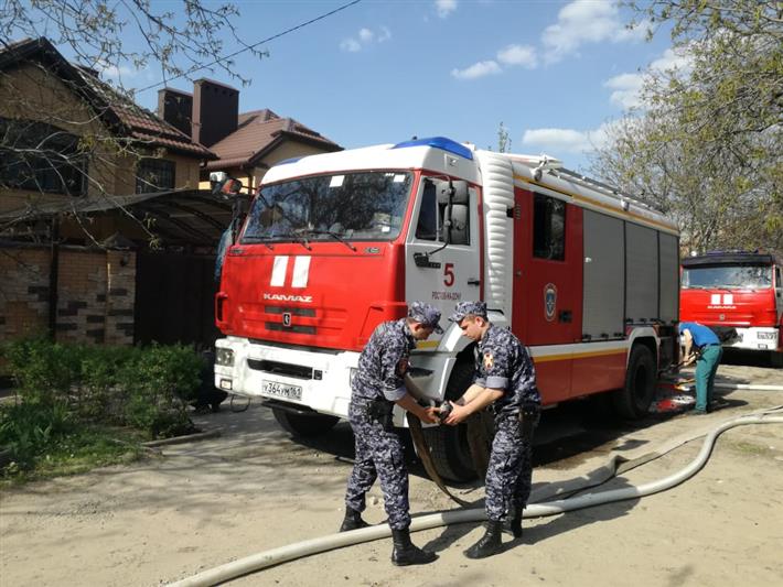 В Ростове-на-Дону росгвардейцы первыми оказали помощь гражданам на пожаре в частном секторе