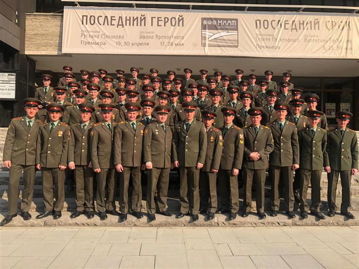 Курсанты Саратовского военного института Росгвардии посмотрели спектакль «Отцы и дети» в МХАТ имени М. Горького