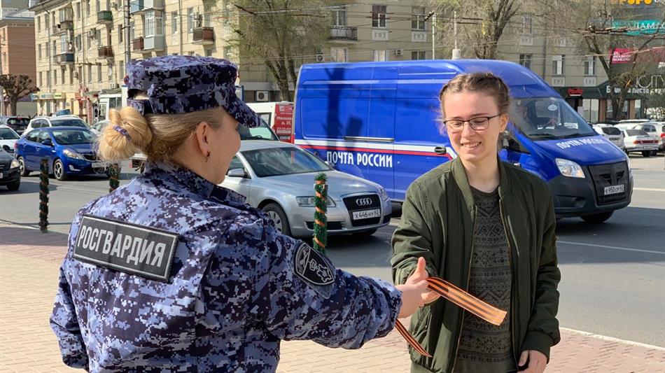 Сотрудники Росгвардии вручили георгиевские ленты жителям Рязани