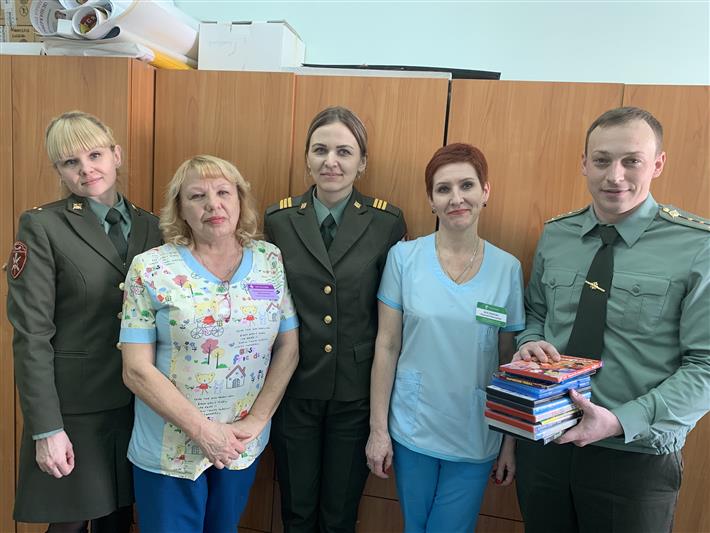 В Международный день детской книги военнослужащие Росгвардии навестили пациентов детской больницы в Калуге