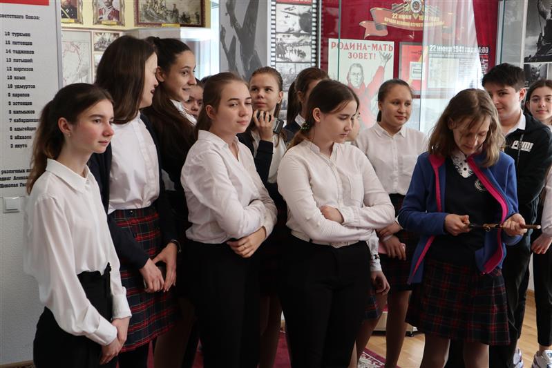 «Эстафету памяти» Южного округа Росгвардии приняли учащиеся ростовской гимназии имени Александра Печерского
