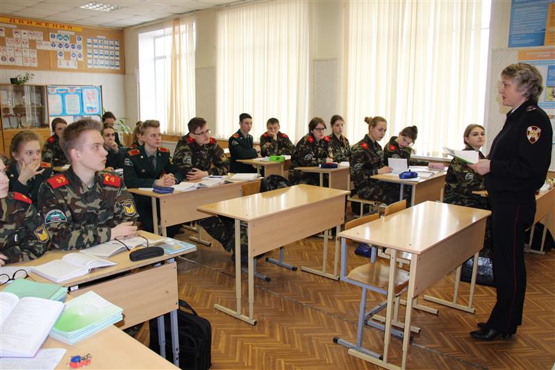 В Твери сотрудники вневедомственной охраны провели для учащихся школ акцию «На службу в Росгвардию»