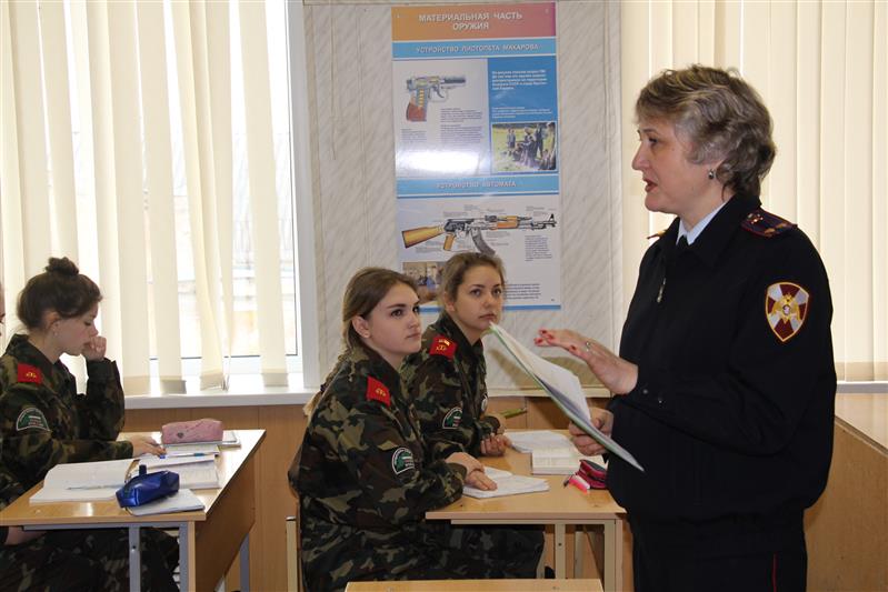 В Твери сотрудники вневедомственной охраны провели для учащихся школ акцию «На службу в Росгвардию»