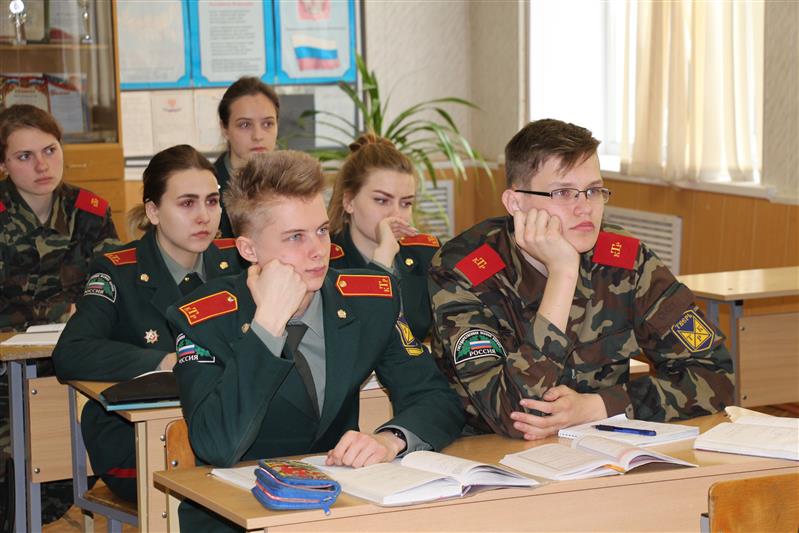 В Твери сотрудники вневедомственной охраны провели для учащихся школ акцию «На службу в Росгвардию»