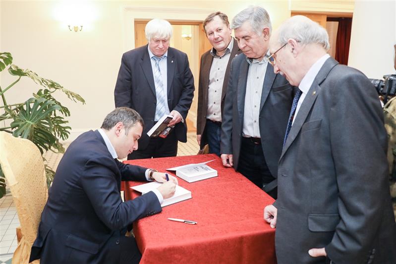 Генерал-полковник Сергей Захаркин провел круглый стол, посвященный служебно-боевой деятельности войск