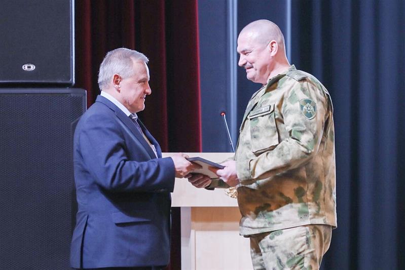 Генерал-полковник Сергей Захаркин провел круглый стол, посвященный служебно-боевой деятельности войск