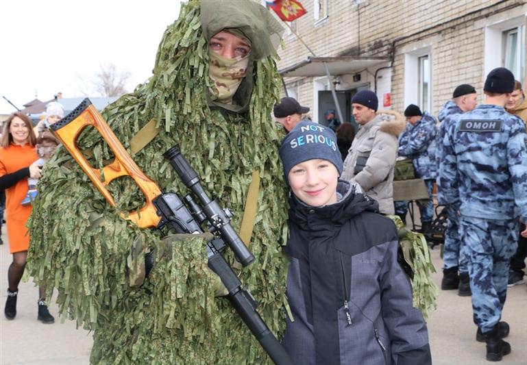 Сотрудников благовещенского ОМОН поздравили с наступающей годовщиной образования отряда (фото)