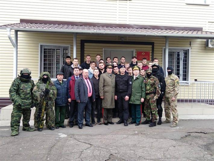 Сотрудники хабаровского СОБР провели экскурсию по территории отряда для будущих призывников 