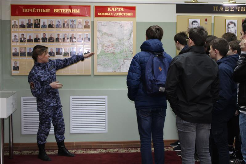 Сотрудники спецподразделений Росгвардии провели патриотическое занятие для липецких школьников