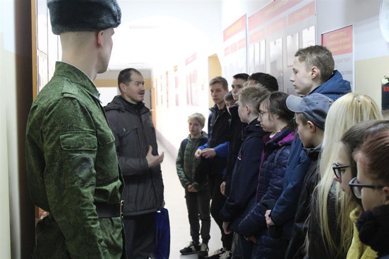Кировские школьники побывали на экскурсии в военной части Росгвардии