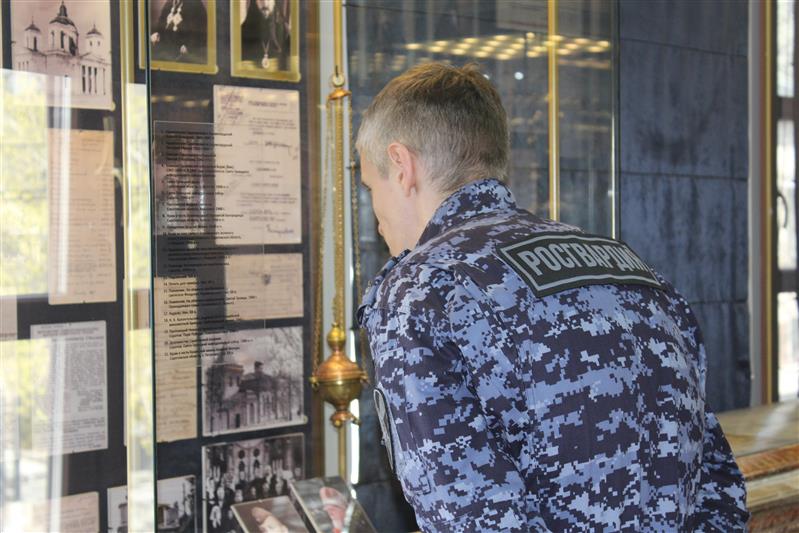В канун Пасхи сотрудники Росгвардии приобщились к истории Саратовской митрополии