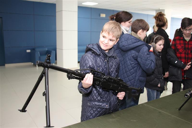 Сотрудники столичного ОМОН провели тематическое мероприятие для учащихся одной из московских школ