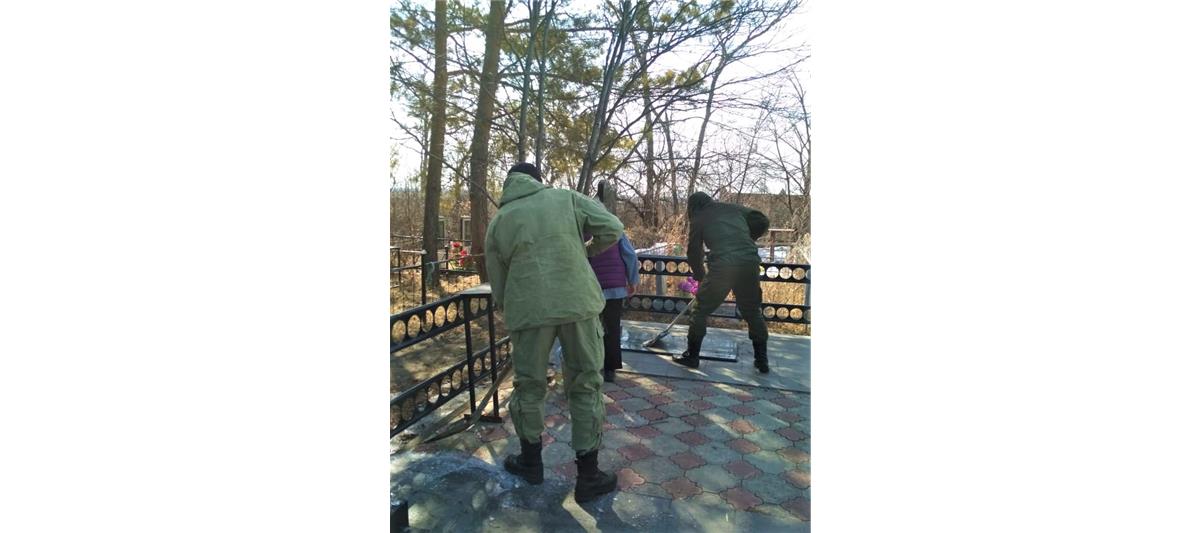Росгвардейцы Амурской области привели в порядок место захоронения Героя России Артура Волошина