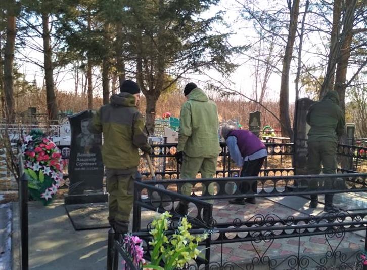 Росгвардейцы Амурской области привели в порядок место захоронения Героя России Артура Волошина