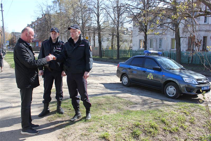 Костромичи получили георгиевские ленты из рук росгвардейцев