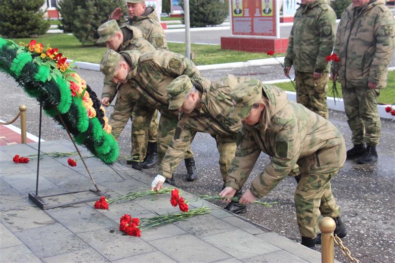 Военнослужащие оперативного полка грозненского соединения Росгвардии почтили память погибших товарищей