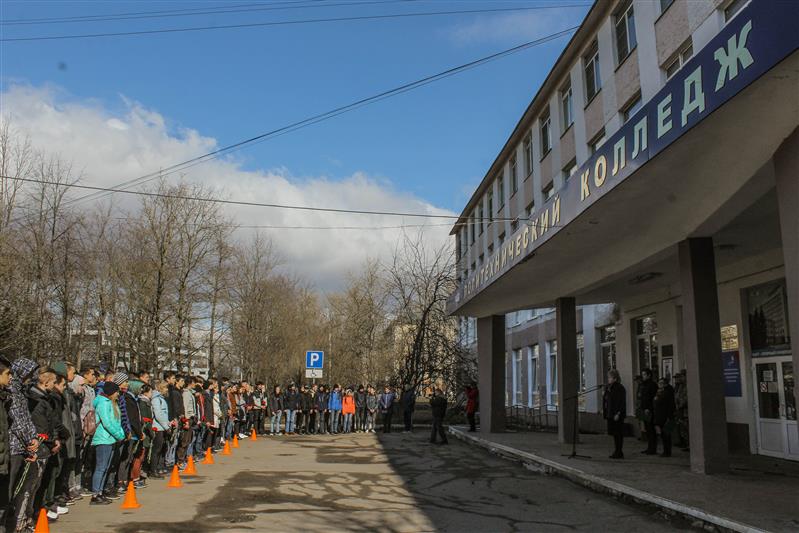 В Великом Новгороде представители Росгвардии приняли участие в митинге памяти Сергея Кононова, погибшего при исполнении воинского долга