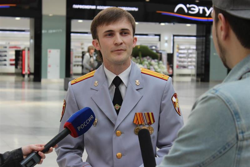 В честь Дня космонавтики оркестр Управления Росгвардии по Челябинской области провел флешмоб в ТРЦ «Алмаз» (видео)