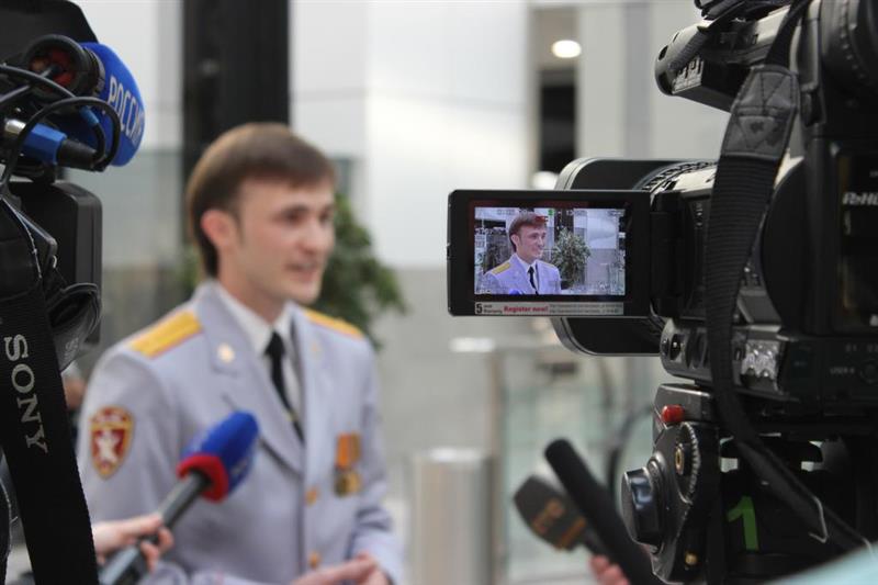 В честь Дня космонавтики оркестр Управления Росгвардии по Челябинской области провел флешмоб в ТРЦ «Алмаз» (видео)