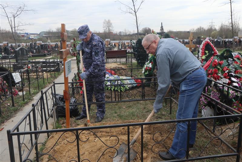 Подмосковные росгвардейцы продолжают акцию «На страже памяти»