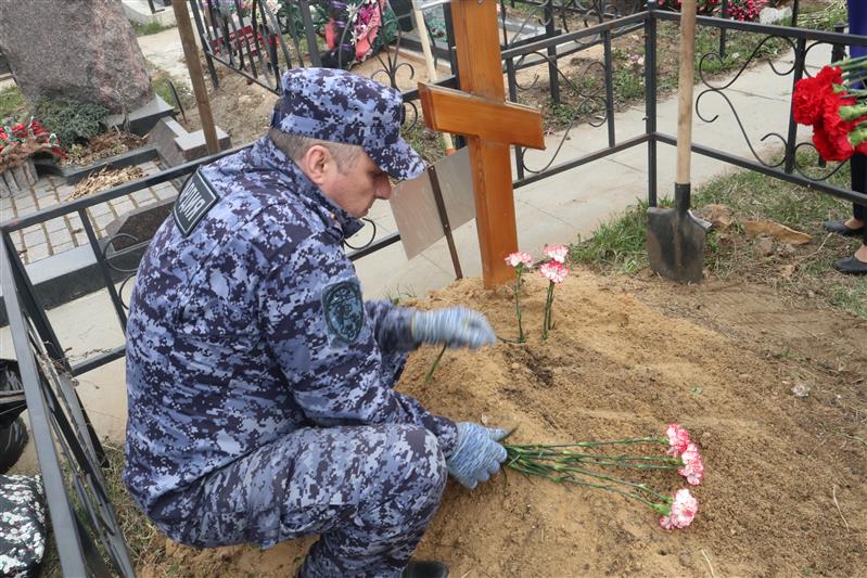 Подмосковные росгвардейцы продолжают акцию «На страже памяти»