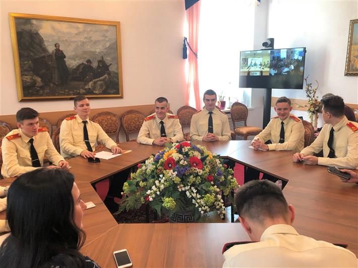 Курсанты военного института Росгвардии ответили на вопросы воспитанников Московского президентского кадетского училища имени М.А. Шолохова 