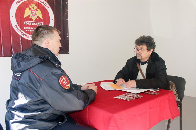 В Ставрополе сотрудники Управления вневедомственной охраны Росгвардии обеспечили безопасность мероприятий вручения новоселам ключей от новых квартир