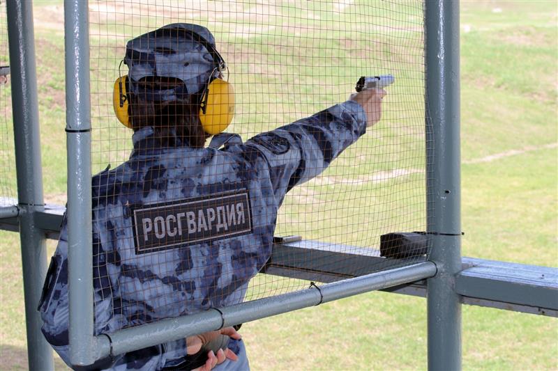 На Ставрополье состоялся чемпионат краевого управления Росгвардии по стрельбе в честь 100-летия со дня рождения Михаила Калашникова (фото)