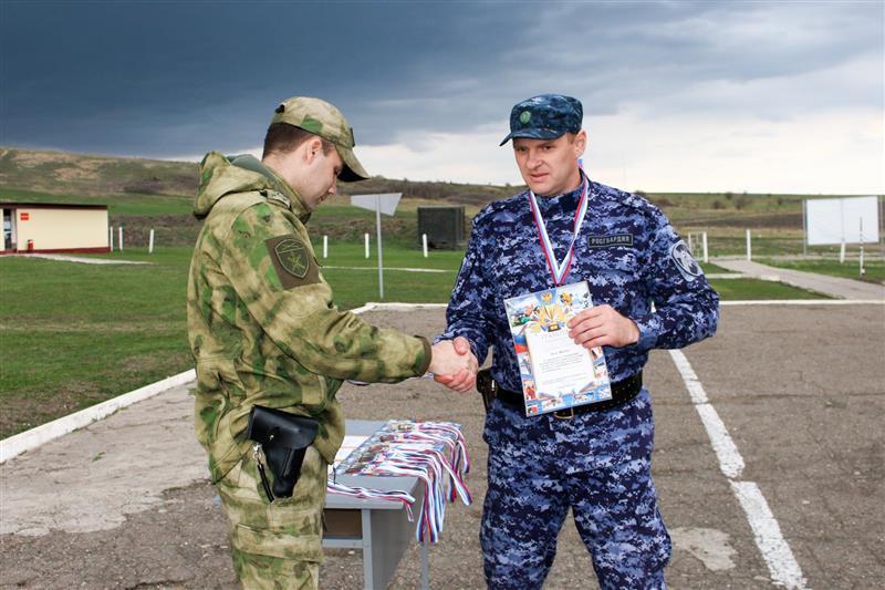 На Ставрополье состоялся чемпионат краевого управления Росгвардии по стрельбе в честь 100-летия со дня рождения Михаила Калашникова (фото)