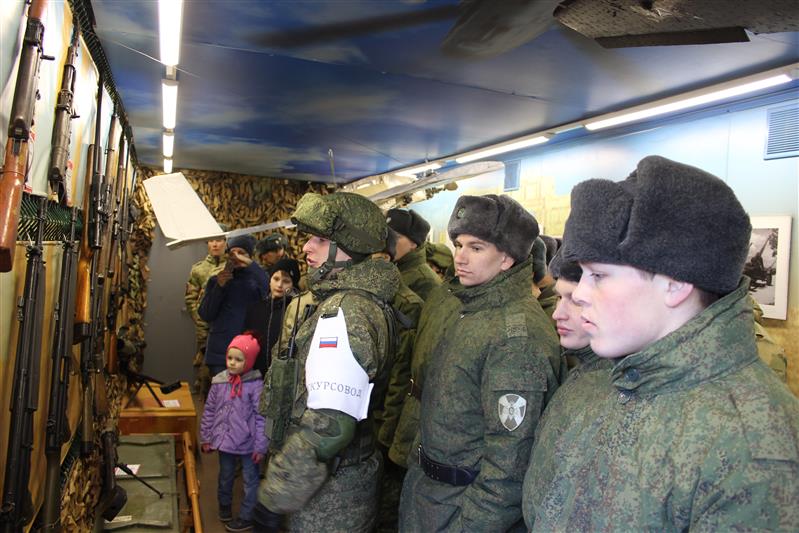 Курсантам военного института Росгвардии показали выставку «Сирийский перелом»