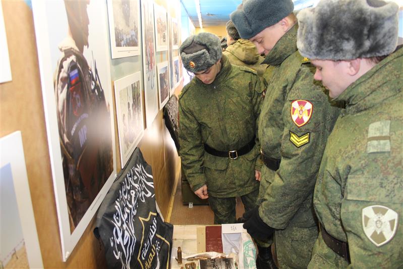 Курсантам военного института Росгвардии показали выставку «Сирийский перелом»