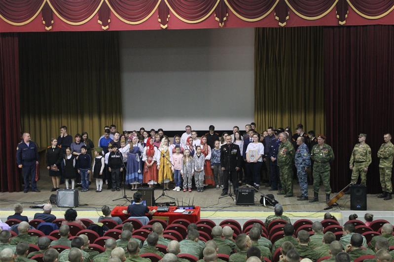 Школьники из Москвы, Калуги и Калужской области встретились с военнослужащими парадного полка дивизии имени Дзержинского