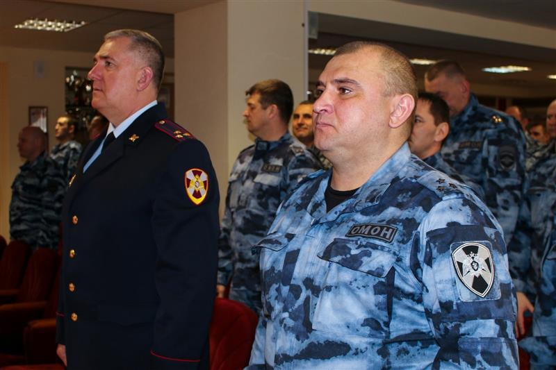 Вновь поступившим на службу сотрудникам ставропольского ОМОН торжественно вручили береты и оружие 