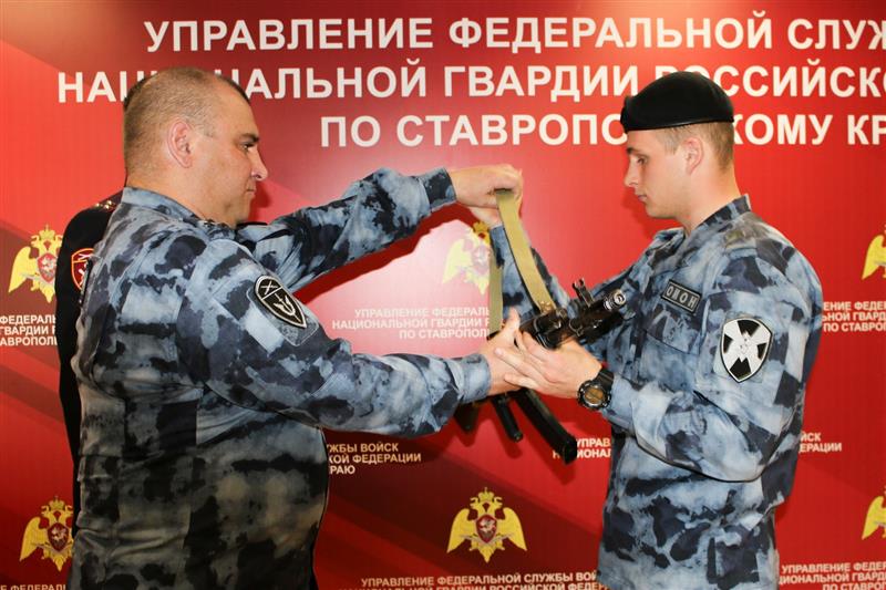 Вновь поступившим на службу сотрудникам ставропольского ОМОН торжественно вручили береты и оружие 
