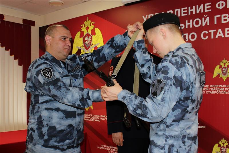 Вновь поступившим на службу сотрудникам ставропольского ОМОН торжественно вручили береты и оружие 