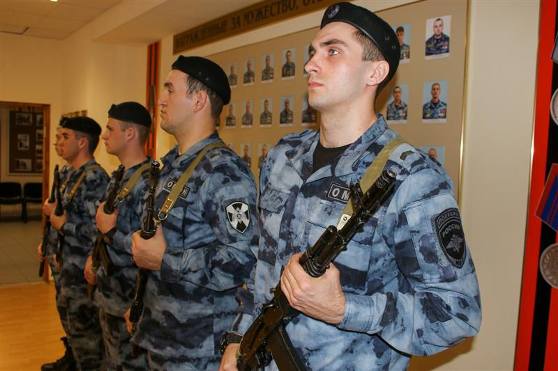 Вновь поступившим на службу сотрудникам ставропольского ОМОН торжественно вручили береты и оружие 