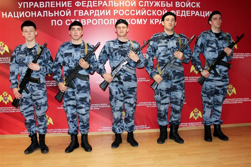 Вновь поступившим на службу сотрудникам ставропольского ОМОН торжественно вручили береты и оружие 