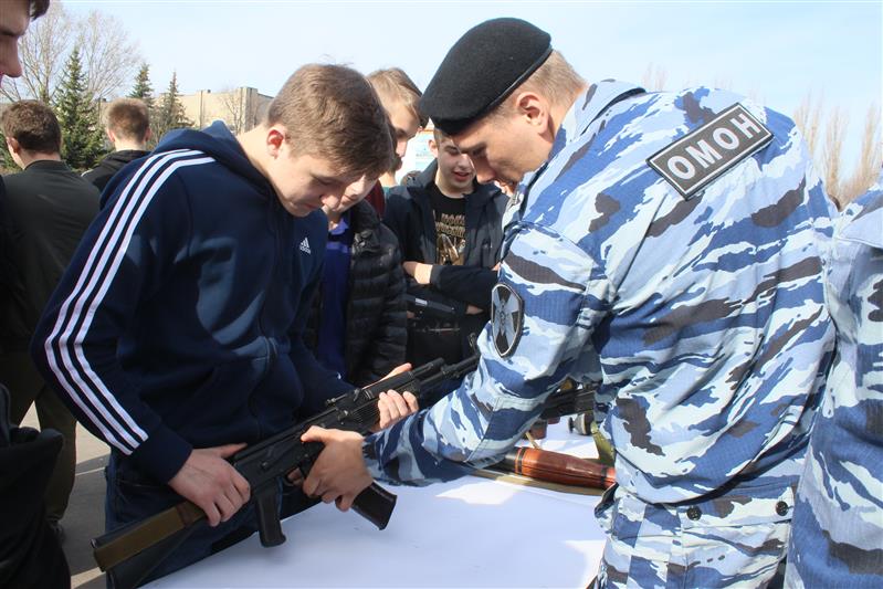 Бойцы ОМОН организовали показ вооружения, техники и спецсредств для призывной молодежи Воронежа