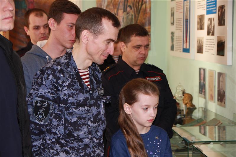 В преддверии Дня космонавтики саратовские росгвардейцы ознакомились с наследием Юрия Гагарина