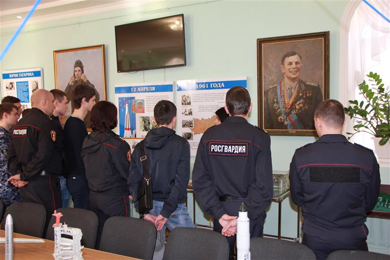 В преддверии Дня космонавтики саратовские росгвардейцы ознакомились с наследием Юрия Гагарина