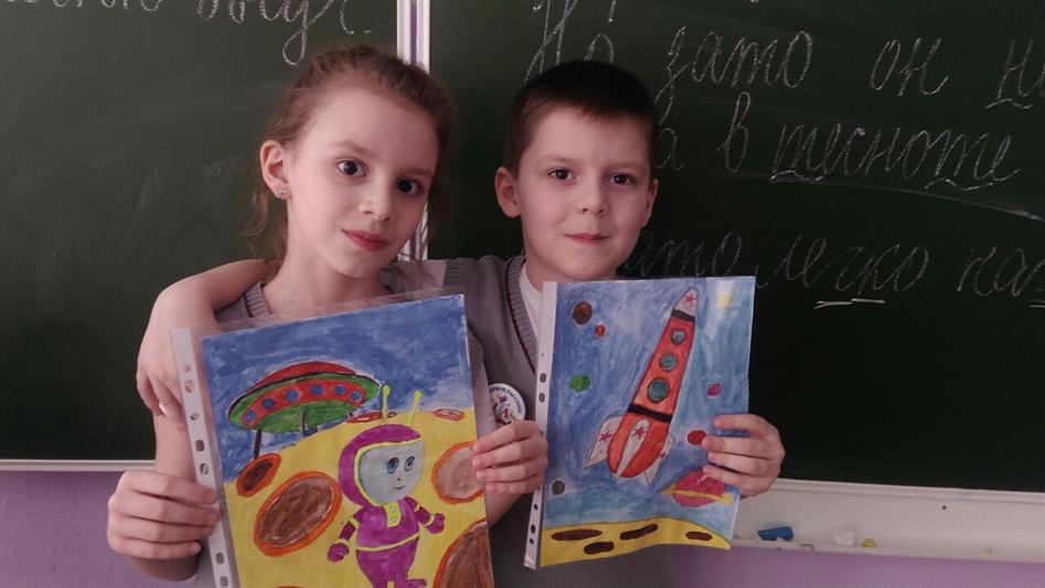 В Управлении Росгвардии по Саратовской области прошла выставка рисунков «Космос глазами детей»