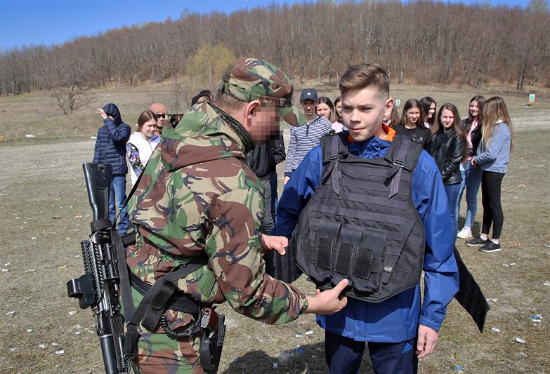 В преддверии Дня Победы кадеты саранского профильного класса Росгвардии понаблюдали за ходом полевой подготовки спецназа