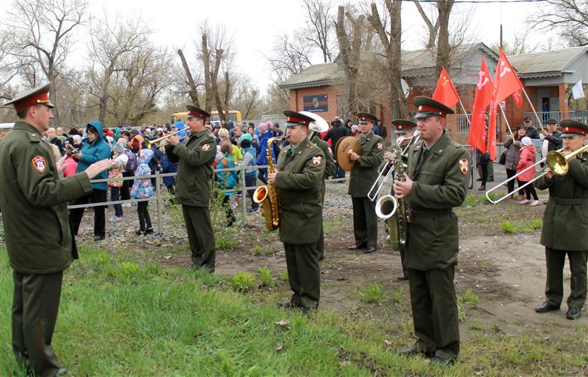 Военнослужащие калачевского соединения Росгвардии встретили ретро-поезд и дали старт Всероссийской акции «Георгиевская лента»