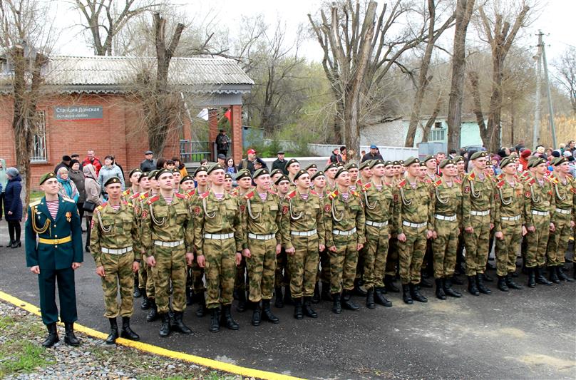 Военнослужащие калачевского соединения Росгвардии встретили ретро-поезд и дали старт Всероссийской акции «Георгиевская лента»