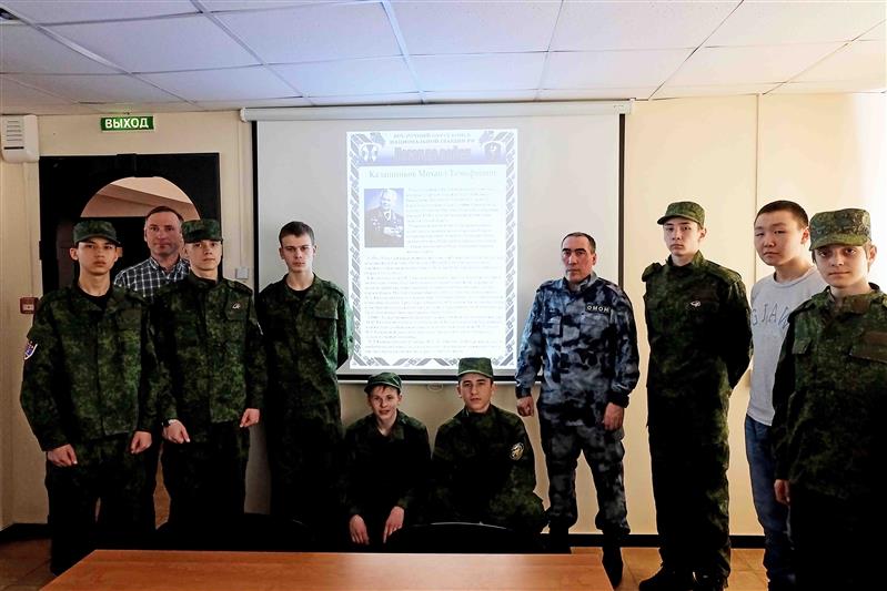 На базе якутского ОМОН состоялась акция «Легендарный оружейник Калашников» для школьников и журналистов телевидения