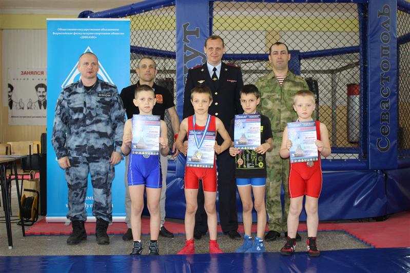 Военнослужащие севастопольского специального моторизированного полка Росгвардии организовали и провели спортивный праздник для юных земляков