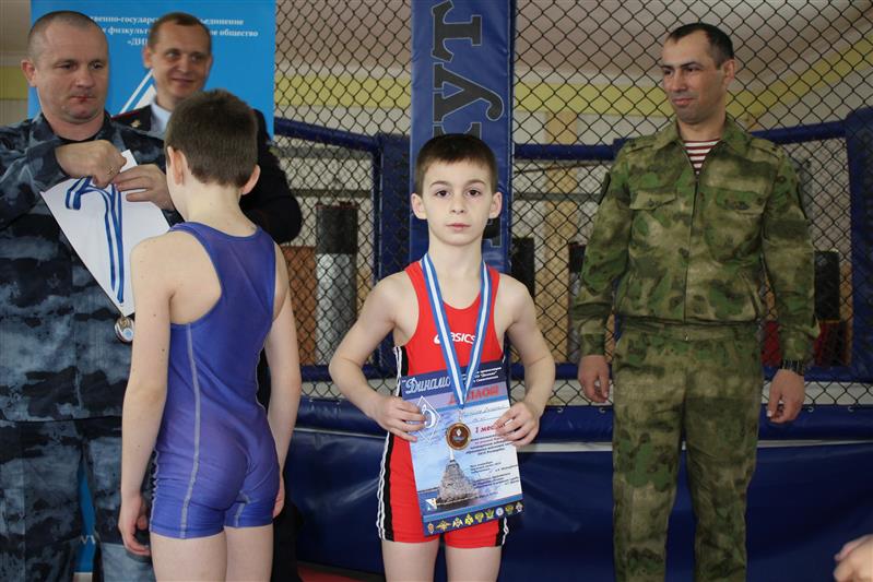 Военнослужащие севастопольского специального моторизированного полка Росгвардии организовали и провели спортивный праздник для юных земляков