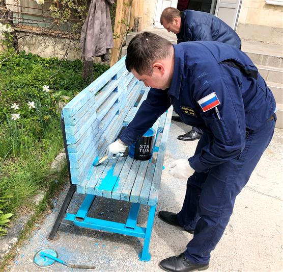 Крымские росгвардейцы провели субботник на территории подшефного детского дома