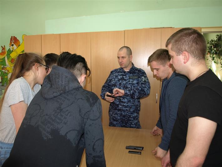 В Кирове в рамках Дня призывника росгвардейцы провели для своих подшефных урок по начальной военной подготовке