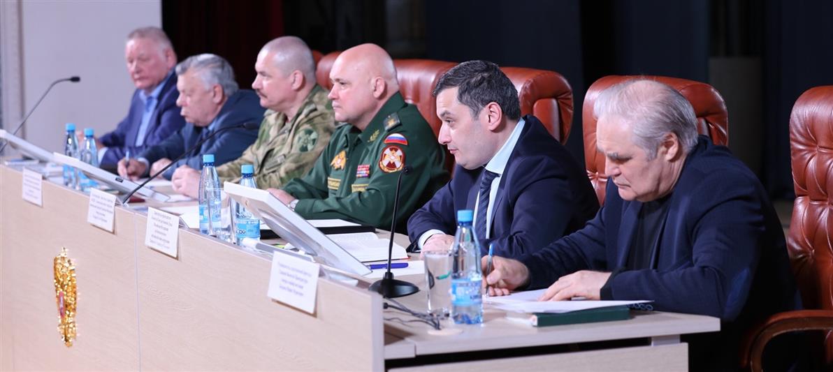 Генерал-полковник Сергей Захаркин провел круглый стол, посвященный служебно-боевой деятельности войск